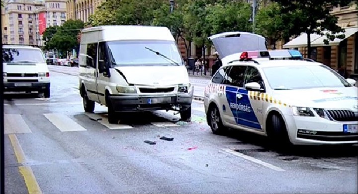 Un microbuz cu numere de România, cu peste 20 de imigranţi ilegali la bord, a făcut accident la Budapesta. Şoferul a fugit