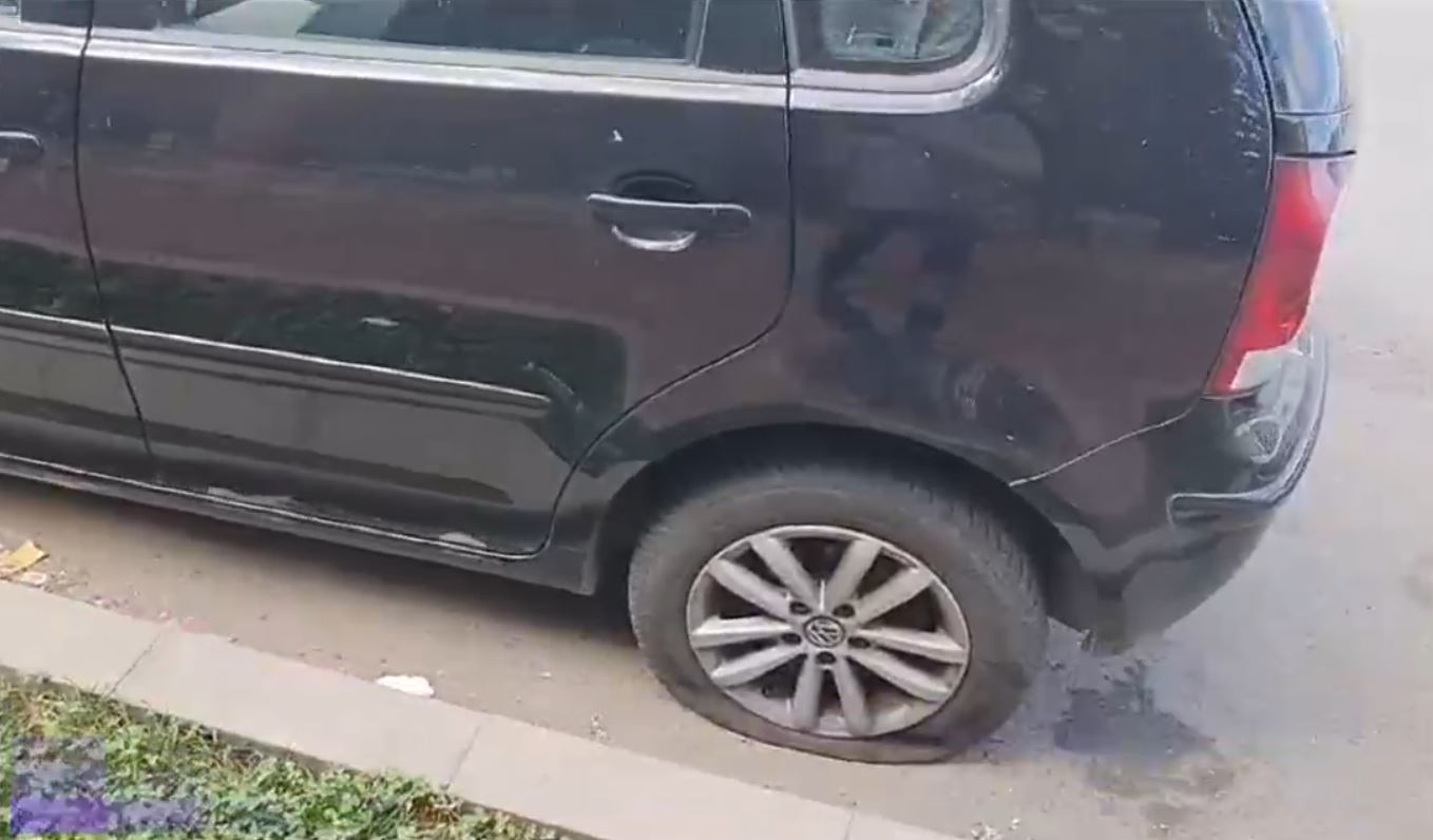 VIDEO Anchetă în Constanța după ce zeci de șoferi s-au trezit cu anvelopele de la mașini tăiate. Făptașul a fost surprins de camere