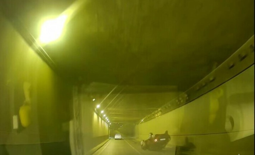 Un șofer beat s-a răsturnat cu maşina în Pasajul Piaţa Muncii din București