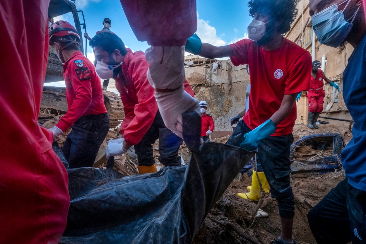 Primarul din Derna și șapte oficiali au fost reținuți pentru catastrofa din Libia. Salvatorii caută încă morții în mare și sub ruine