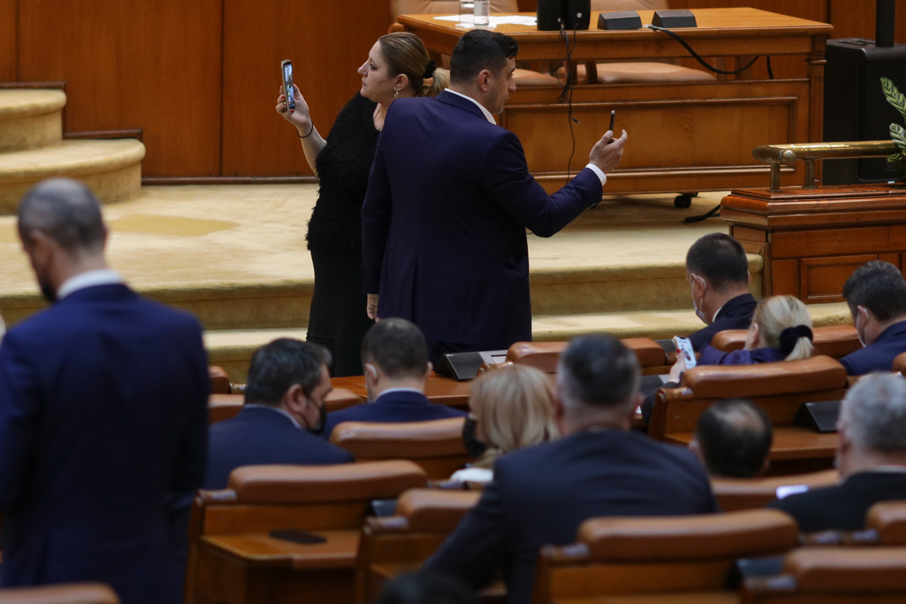 Sondaj CURS: Partidul lui Șoșoacă face pragul. PSD conduce în intenția de vot, diferență de un procent între PNL și AUR