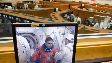 jose hernandez vazut pe un monitor in itmpul misiunii discovery in 2009