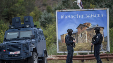 doi polițiști și o masina de poliție în kosovo