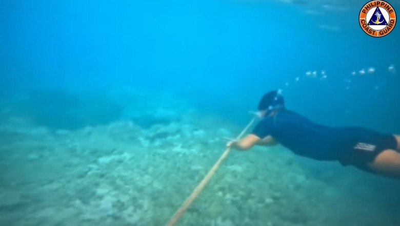 un scafandru filipinez înarmat doar cu un cuțit distruge o barieră plutitoare de 300 de metri instalată de China