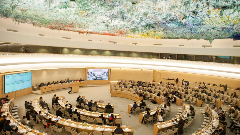 sala ONU cu membri ai comisiei pentru drepturile omului