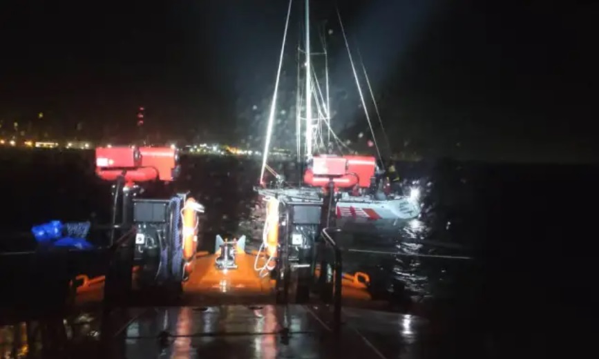 Un velier cu cinci persoane la bord, care era în pericol să se scufunde în zona Vama Veche, a fost salvat de ARSVOM