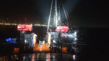 Un velier aflat în pericol de scufundare pe Marea Neagră, în zona Vama Veche, cu cinci persoane la bord, a fost remorcat şi dus în condiţii de siguranţă în Portul Turistic Mangalia