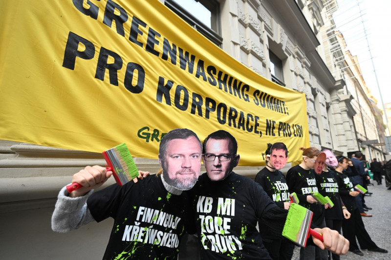 ekologičtí aktivisté, protest, happening, transparent Greenwashing summit: Pro korporace, ne pro lidi, Greenpeace, platforma Re-set