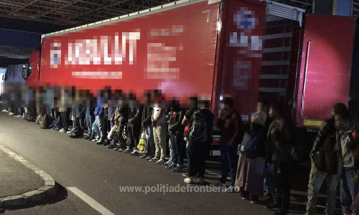 Trafic de migranți la vama Nădlac. Peste 60 de străini au fost descoperiți ascunși în camioane, când voiau să treacă ilegal granița