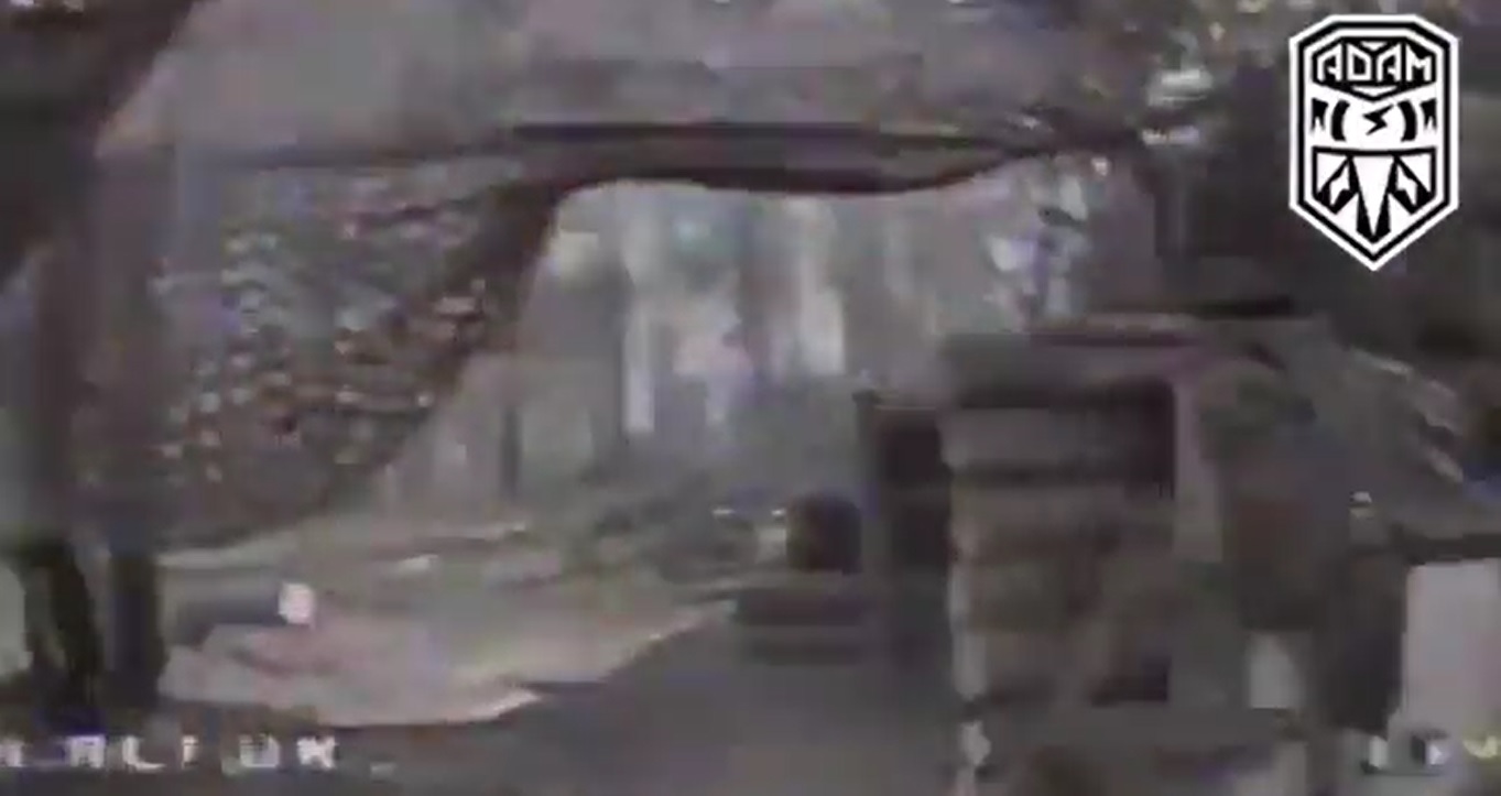 VIDEO. Momentul în care o dronă a ucrainenilor „livrează” o bombă direct în buncărul rușilor