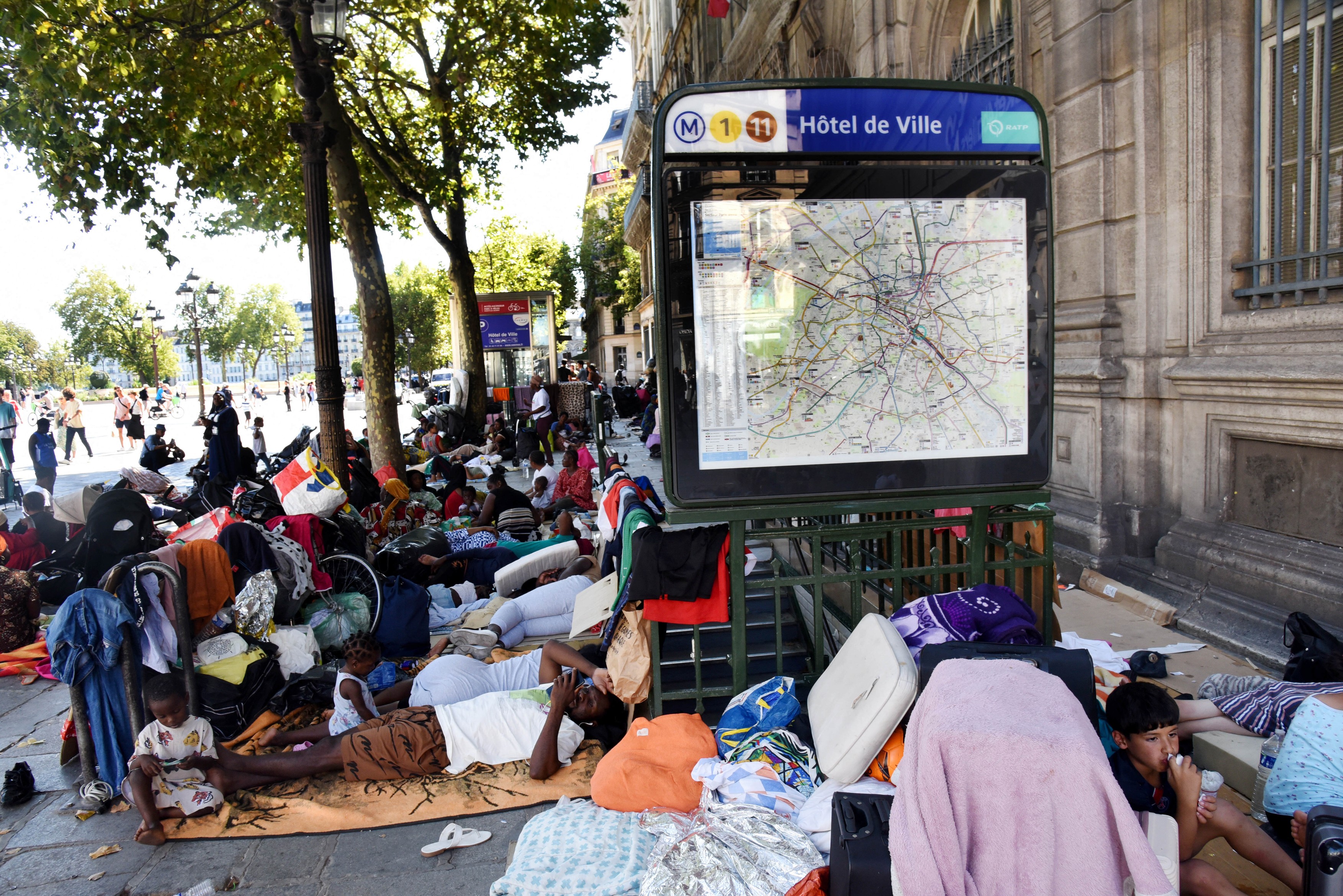 Sute de migranți fără adăpost sunt alungați de pe străzile Parisului înainte de Jocurile Olimpice de anul viitor
