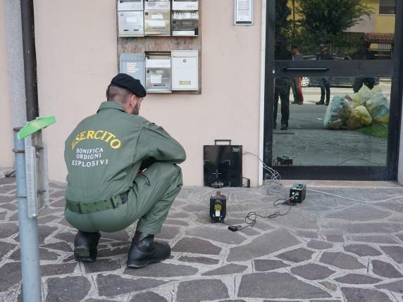 Un român din Italia și-a trimis băiatul afară cu o grenadă activă ca să se joace „de-a războiul” cu alți copii