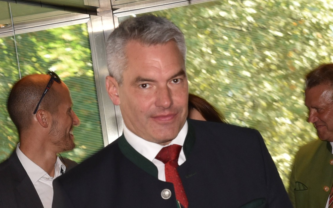 Cancelarul Nehammer lansează o campanie publicitară cu un an înaintea alegerilor: „Să crezi în Austria!”