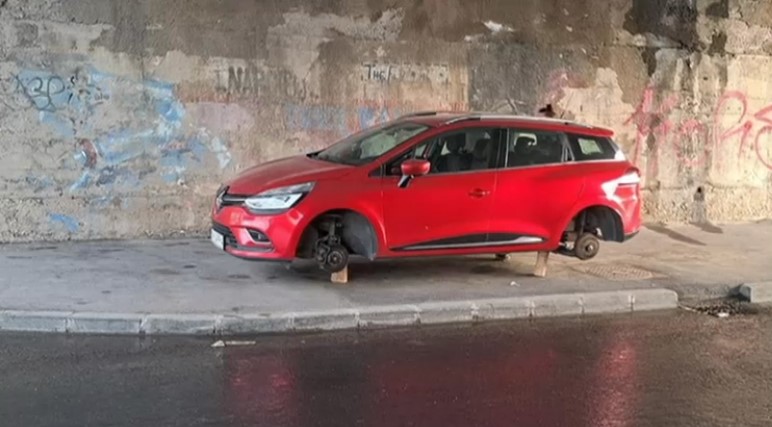 Furt de cauciucuri, metoda Timișoara: Hoții au luat roțile și au lăsat în loc cărămizi
