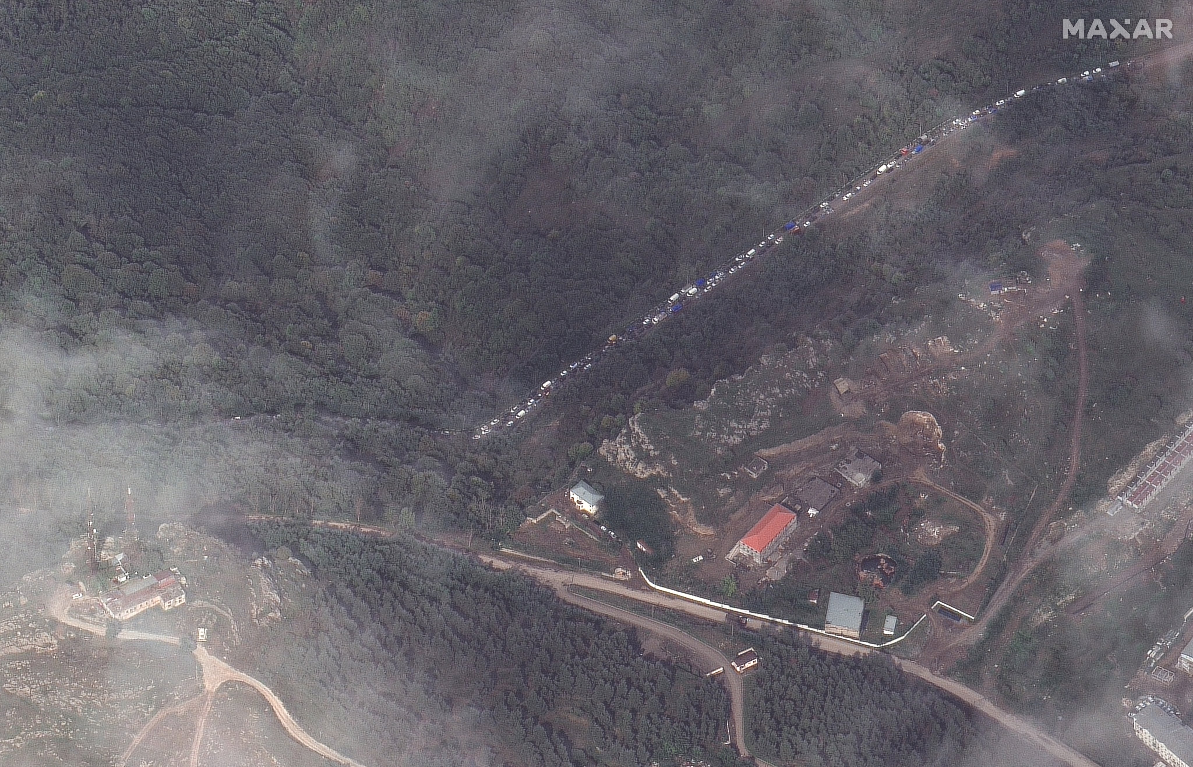 Imagini din satelit cu exodul din Nagorno-Karabah. Peste 28.000 de refugiați trec prin coridorul Lacin, singura rută spre Armenia