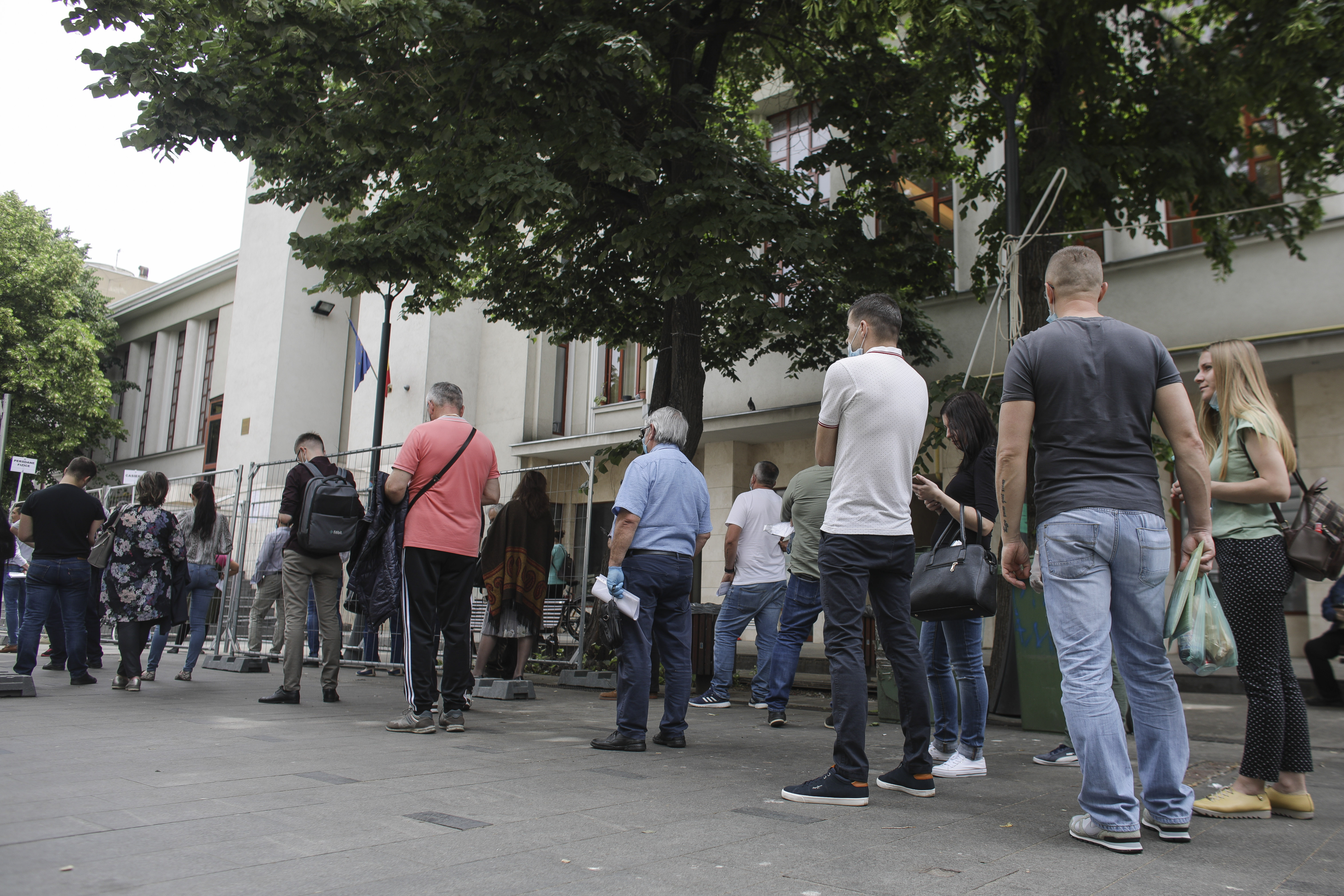 Românii își iau concediu ca să stea la coadă la ghișee. Opt din zece nu rezolvă problemele într-o singură zi