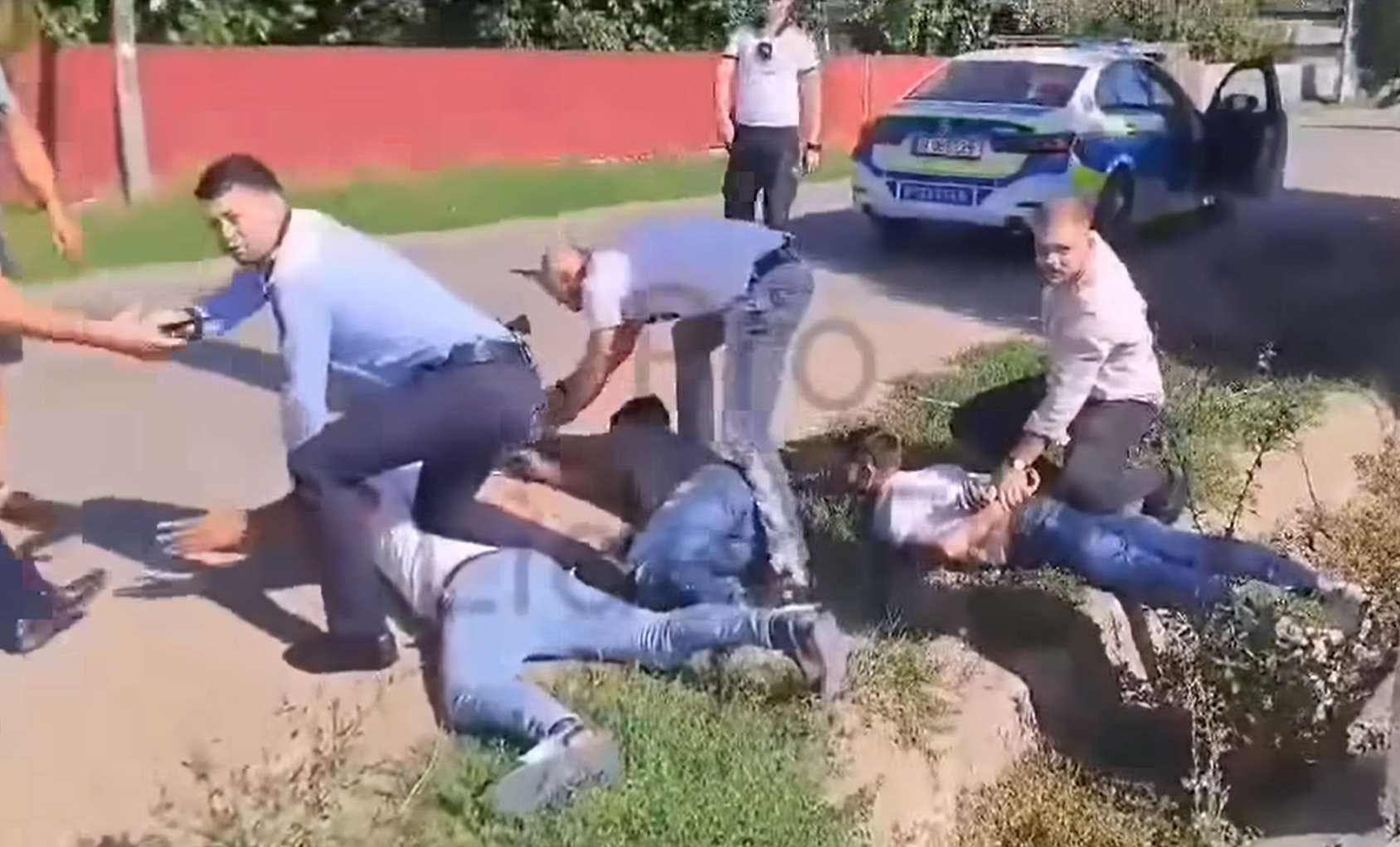 Trei bărbați au fost prinși în trafic după ce au încercat să șantajeze o adolescentă ca să-i înapoieze telefonul mobil