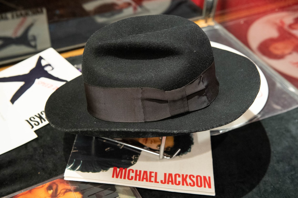 Una din pălăriile lui Michael Jackson a fost vândută la licitație cu 77 de mii de euro
