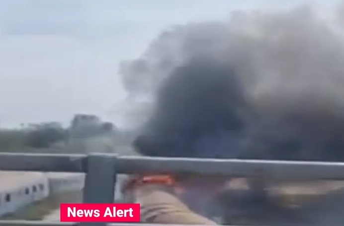 VIDEO Incendiu puternic în București. Ard două vagoane dezafectate, lângă Gara de Nord