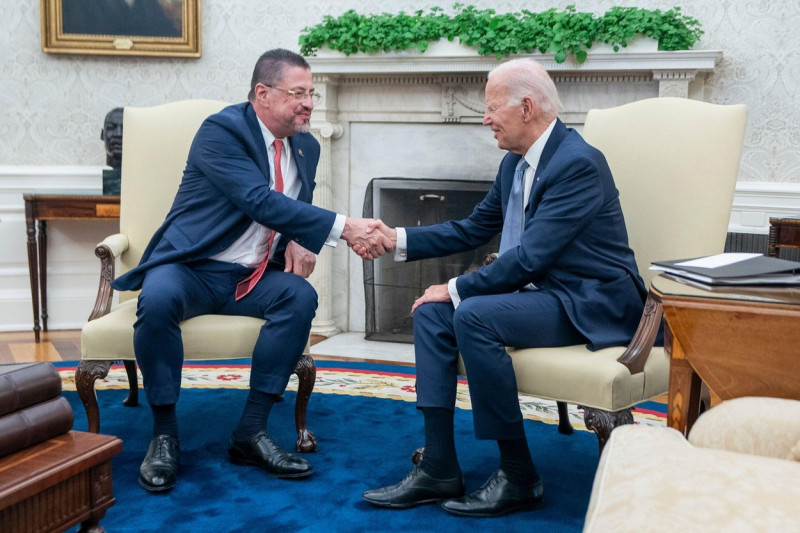 Washington, DC, USA. 29th Aug, 2023. United States President Joe Biden shakes hands with President Rodrigo Chaves Robles of Costa Rica during a meeting in the Oval Office at the White House in Washington, DC, USA, 29 August 2023. Credit: Shawn Thew/Pool v