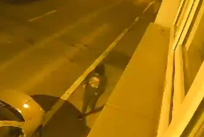 Tânărul de 15 ani care a tăiat cauciucurile a zeci de mașini din Constanța a fost implicat în incendierea unui bloc, în 2021