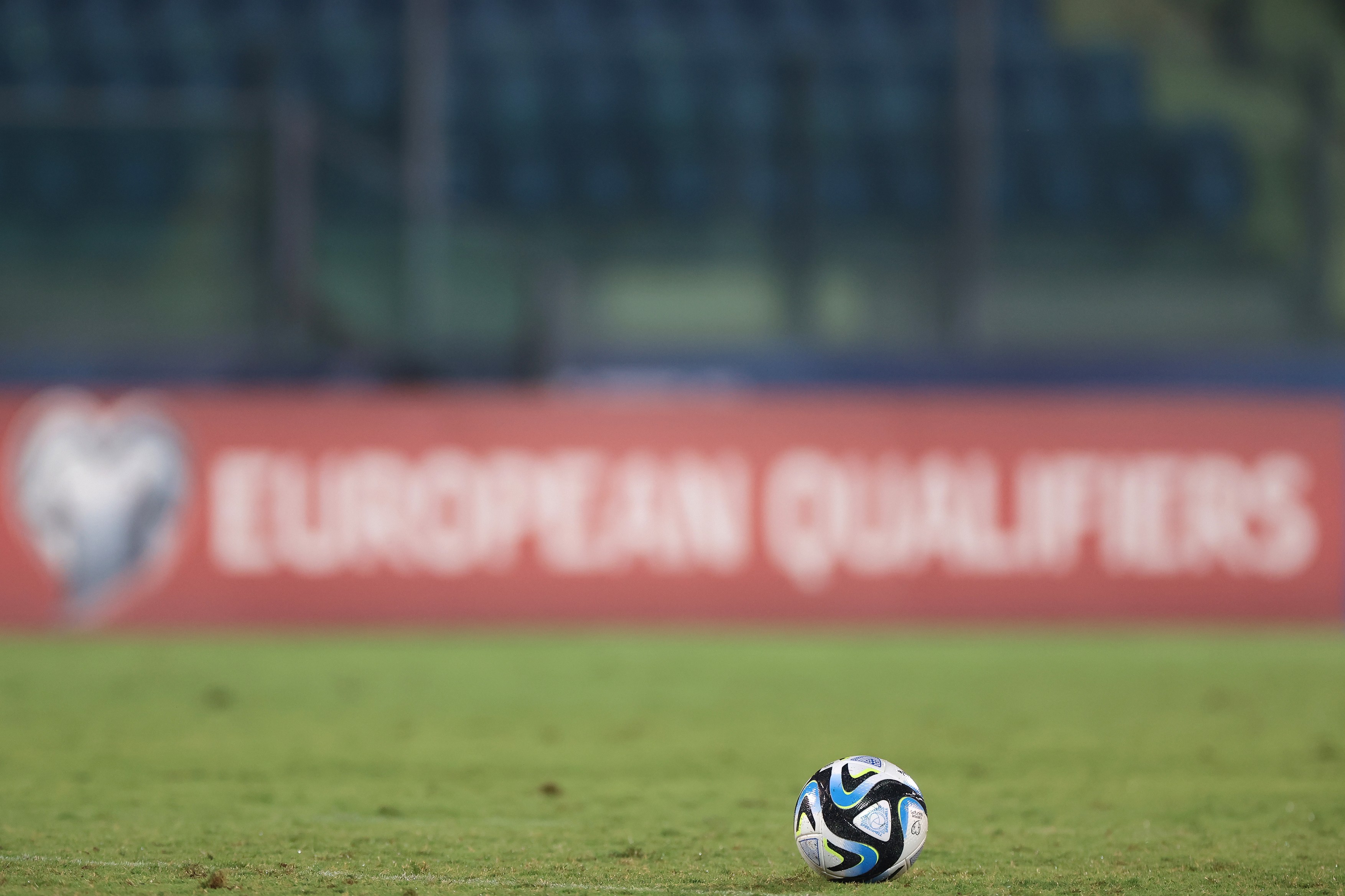 Echipele de fotbal ucrainene vor boicota meciurile cu formații din Rusia, după ce UEFA a decis revenirea echipelor U17 din Rusia