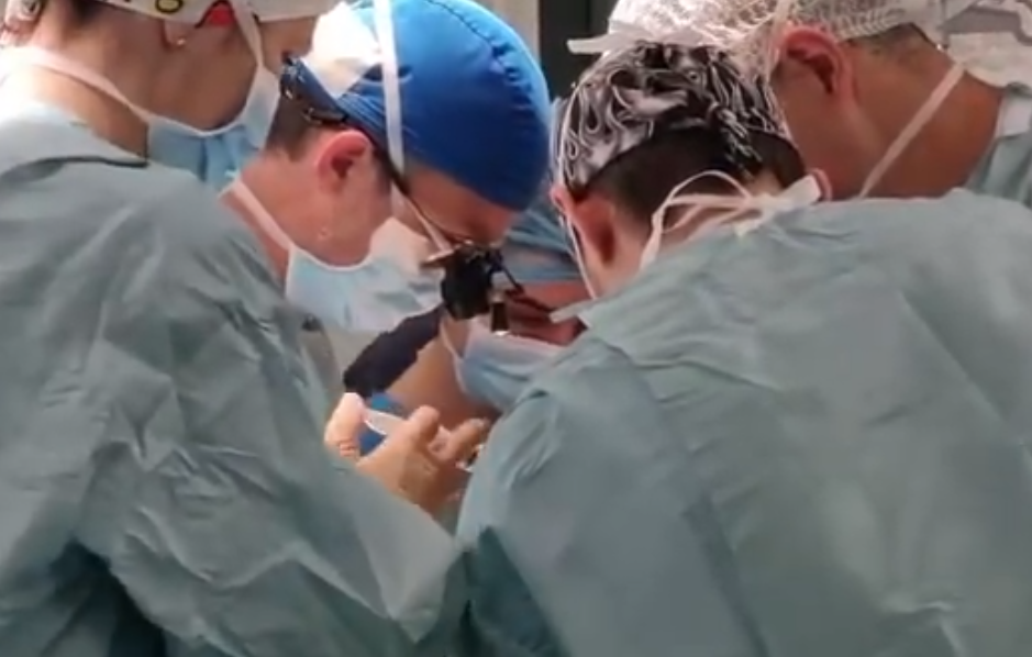 Prima implantare a unei inimi artificiale la un copil din România a fost realizată la Târgu Mureș