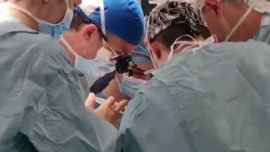 medici chirurgi in operatie