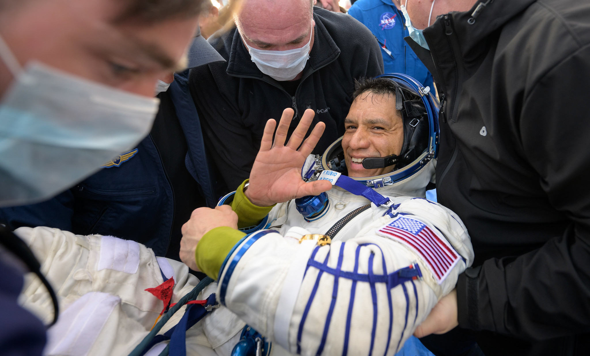 Momentul în care trei astronauți revin cu bine pe Pământ, după un an petrecut în spaţiu. Frank Rubio a stabilit un record NASA