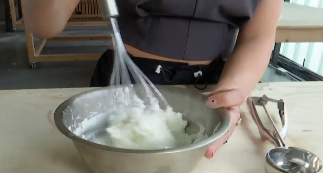 VIDEO A apărut înghețata din plastic. Este primul aliment din lume realizat din deșeuri din plastic