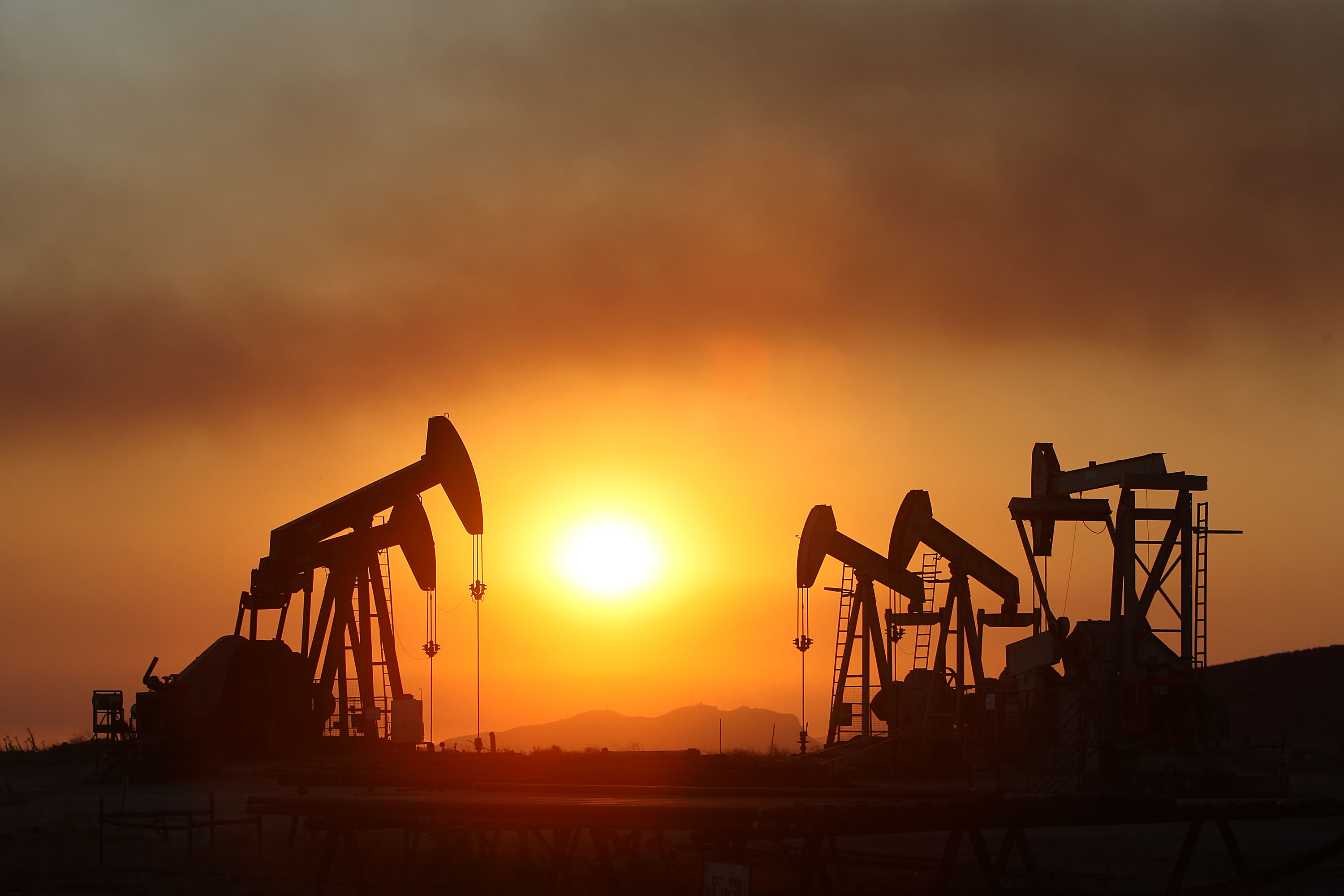 Prețul petrolului urcă accelerat. A crescut cu 3% într-o singură zi, din cauza îngrijorărilor legate de ofertă