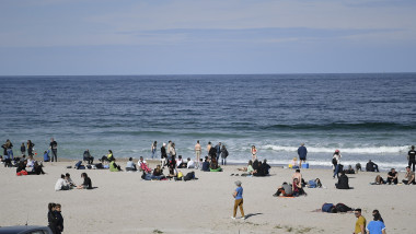 oameni pe plaja