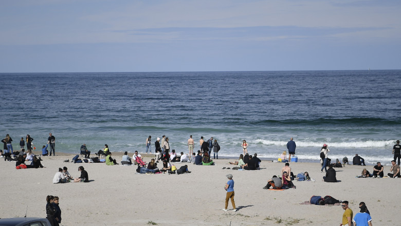 oameni pe plaja