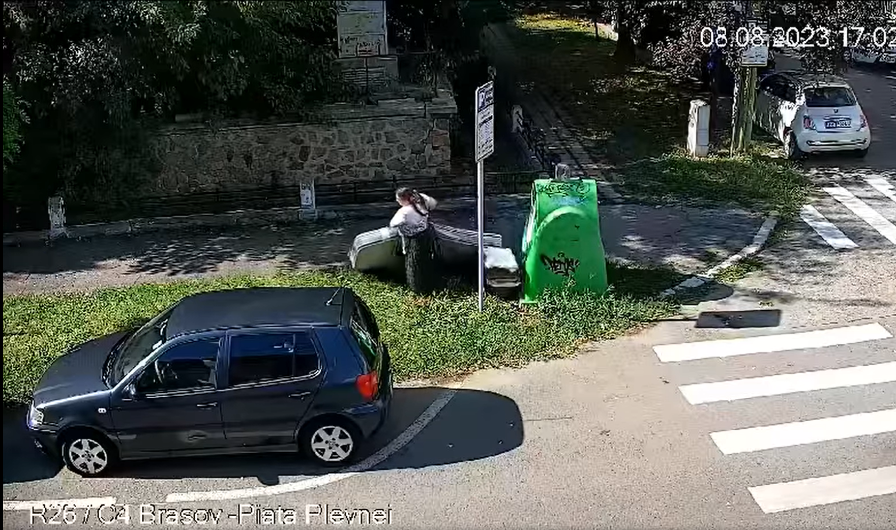 O femeie a fost amendată cu 30.000 de lei pentru că a aruncat o saltea la colțul străzii