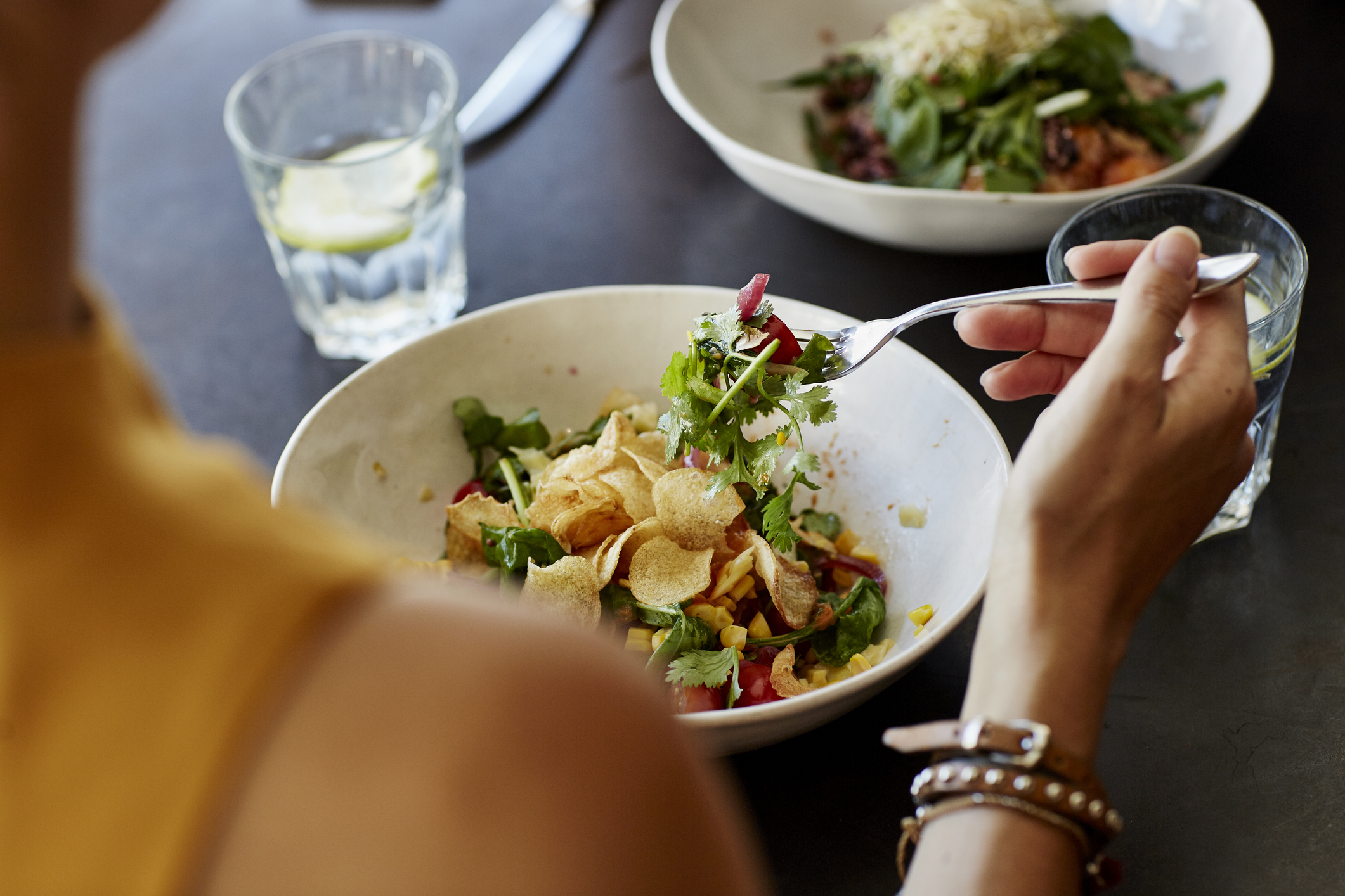 Clienții care nu plătesc. Merg la restaurant cu plicul cu fir de păr, unghie sau muscă și spre final adaugă în farfurie "ce trebuie"