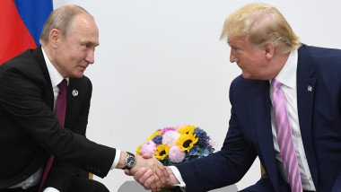 Vladimir Putin dă mâna cu Donald Trump