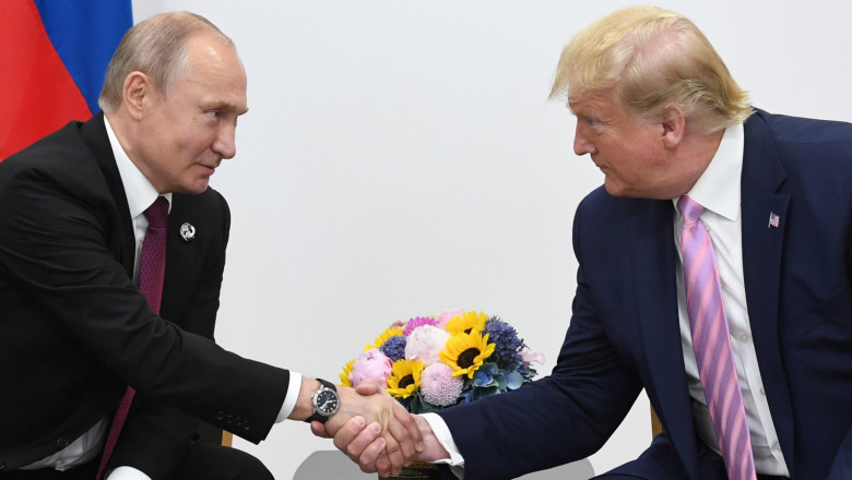 Vladimir Putin dă mâna cu Donald Trump