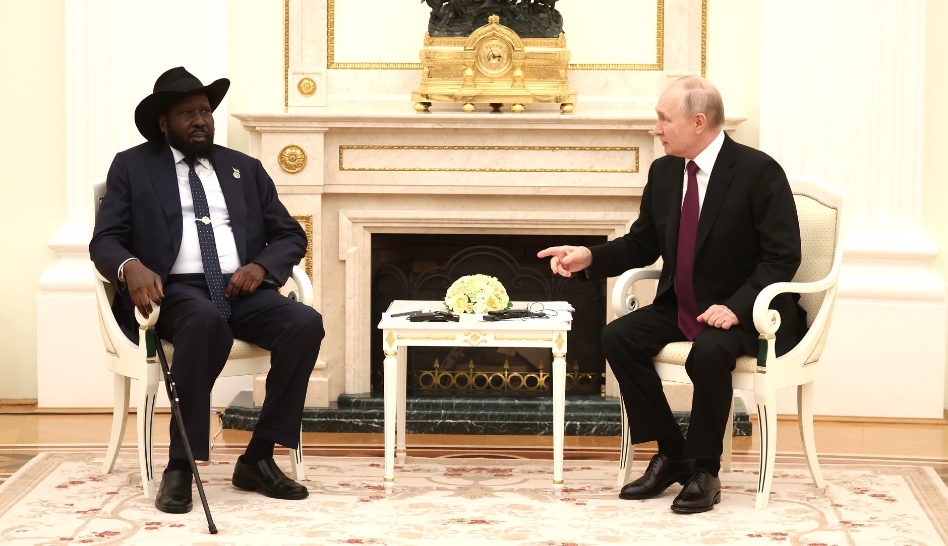 Cascadorii râsului la Kremlin. Putin îl învață pe președintele Sudanului de Sud să-și pună casca pentru traducere