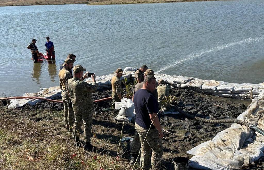 Resturile unei rachete, descoperite într-un lac din Republica Moldova. Pirotehniștii au detonat componenta explozivă a proiectilului
