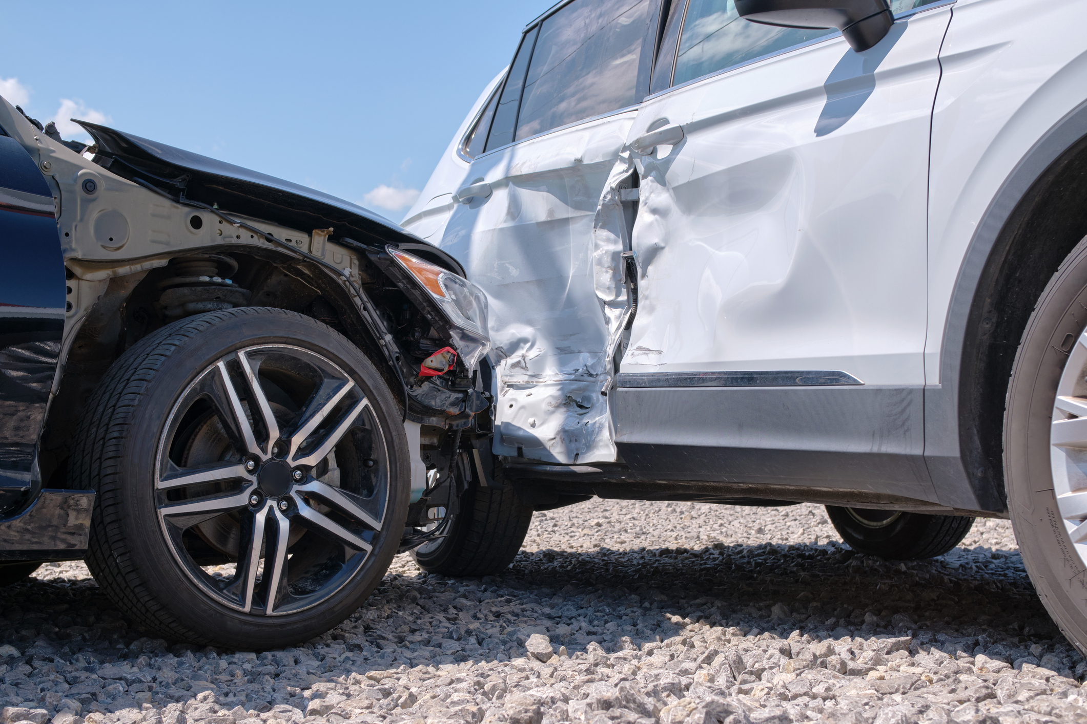 Doi tineri au fost reținuți pentru că ar fi simulat 15 accidente rutiere, ca să ia bani de la asiguratori