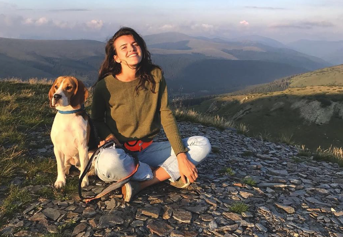 Ozzy a fost căutat cinci zile pe munte, inclusiv cu drone. Povestea cățelului dispărut în Brașov a dus la o mobilizare de proporții