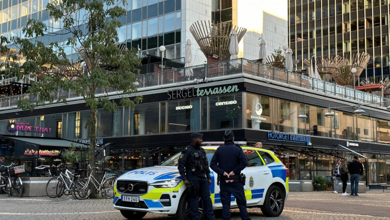 politisti langa o masina de politie in suedia