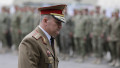 generalul Daniel Petrescu trece prin dreptul unor militari ai armatei române