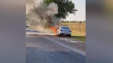 Mașina prefectului de Olt a luat foc în mers