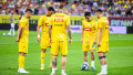 Jucători din echipa de fotbal a României pasează între ei pe Arena Națională
