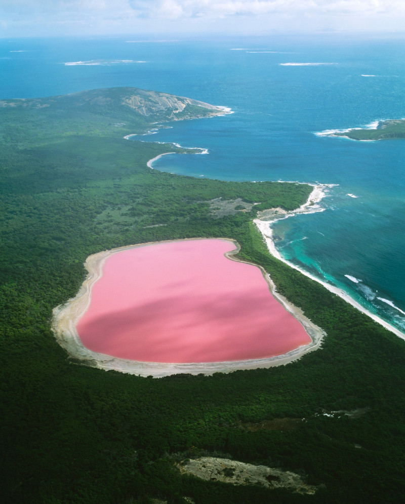 WESTERN AUSTRALIA - Lake Hillier, Middle Island - Archipelago of the Recherche.