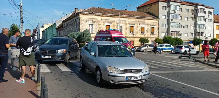 Un șofer care ar fi consumat droguri a produs un accident în care o femeie a fost rănită pe trecerea de pietoni