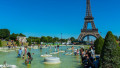 oameni care se racoresc intr-o fantana langa turnul eiffel