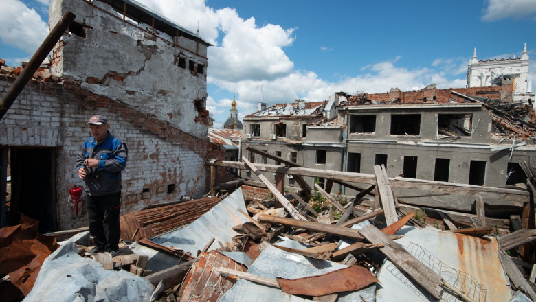 Bărbat în mijlocul ruinelor unei clădiri din Harkov, Ucraina