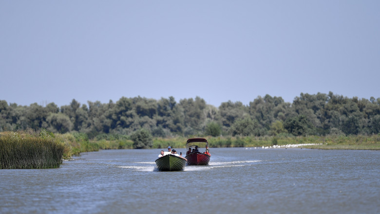 barci cu turisti in delta dunarii